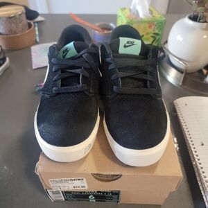 Nikes size 6 Rodriguez signed by 2012 nike skate team